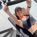 Frau trainiert mit Fitvect-Widerstandsbändern auf einem Fliesenboden