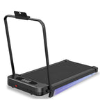 Tragbares Laufband mit Lenker auf weißem Hintergrund